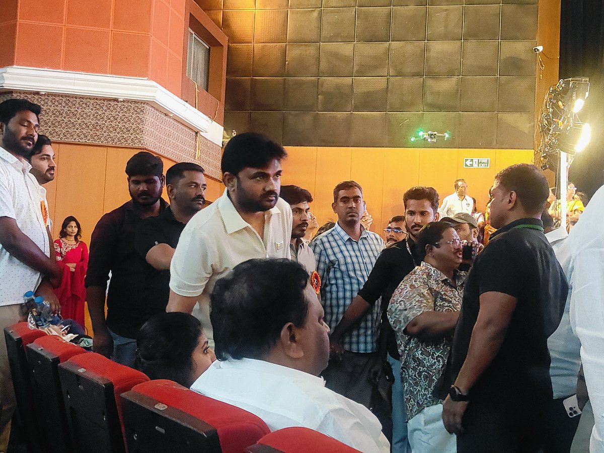 HelpingspotOrg's tweet photo. Impressed by @DirectorMaruthi down-to-earth nature and incredible patience! Despite bouncers trying to stop him, he took the time and gave hundreds of pics to the fans in Machilipatnam get-together event. True humility! #DirectorMaruthi #downtoearth #Humility https://t.co/bDeHgWA3bE