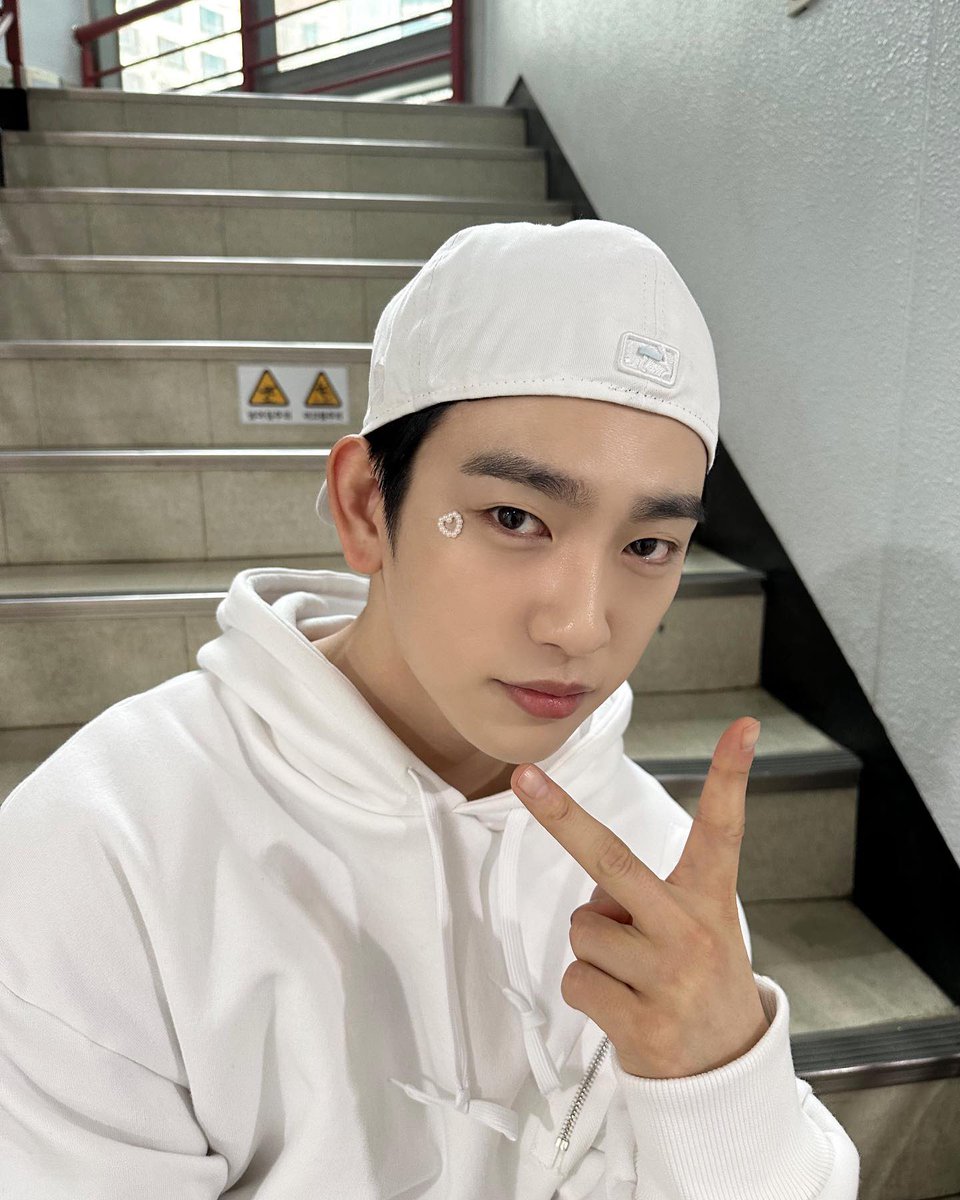 otternyeong's tweet photo. he's ready to perform bounce 😭 https://t.co/7j6uKpVhVE