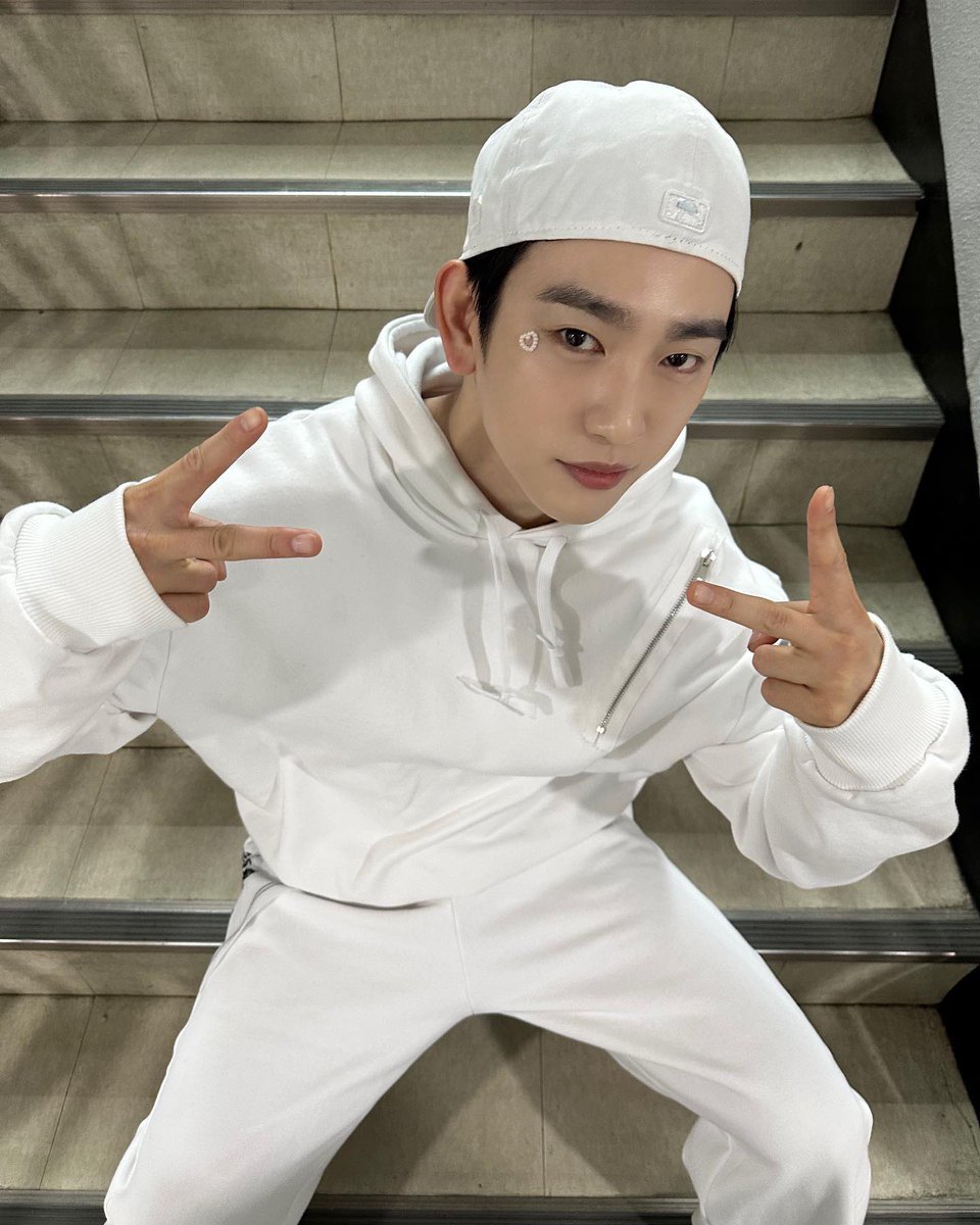 otternyeong's tweet photo. he's ready to perform bounce 😭 https://t.co/7j6uKpVhVE