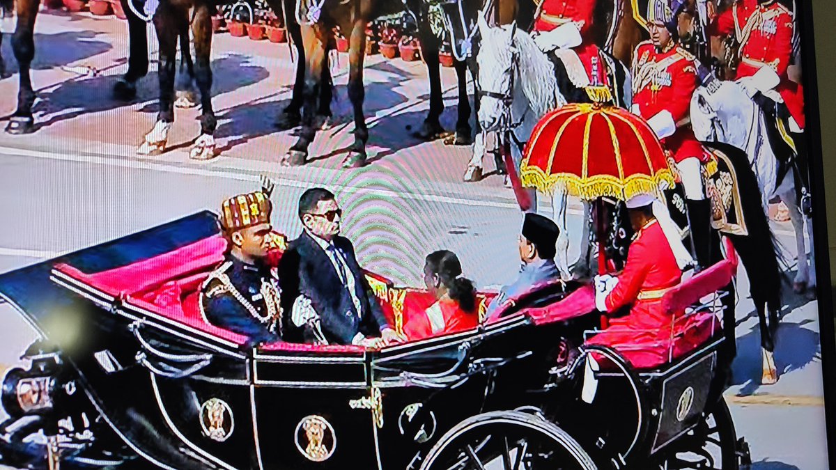 That umbrella! Who exactly is it for? Love the fact that the person holding it benefits the most from it. That's the job of my dreams.