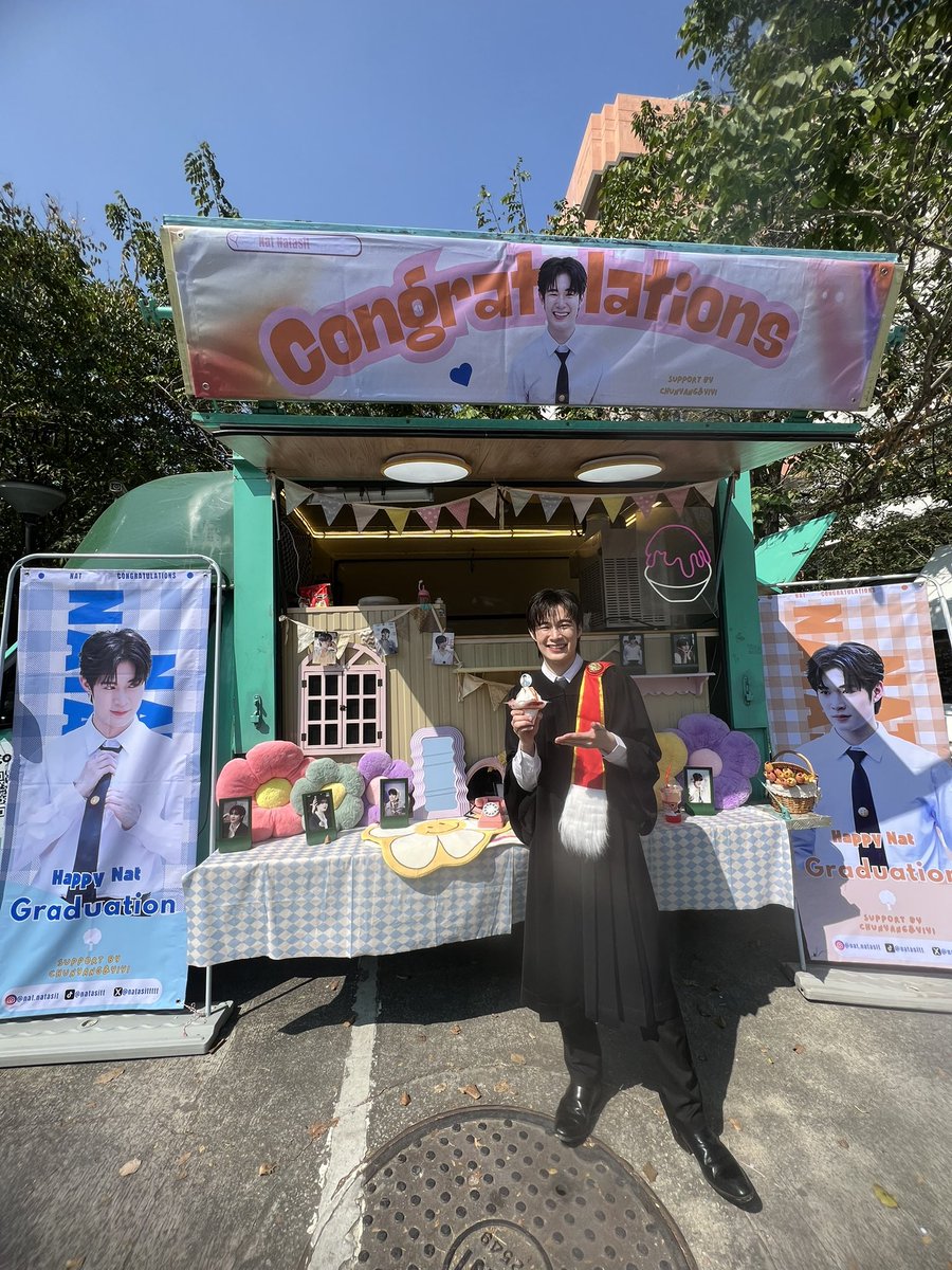 ขอบคุณพี่ๆแฟนคลับสำหรับการ support รถฟู้ดทรัค ขนมหวาน ของทานเล่นเติมพลังในวันสำคัญของหนูนะค้าบ ❤️ #NatGraduationDay