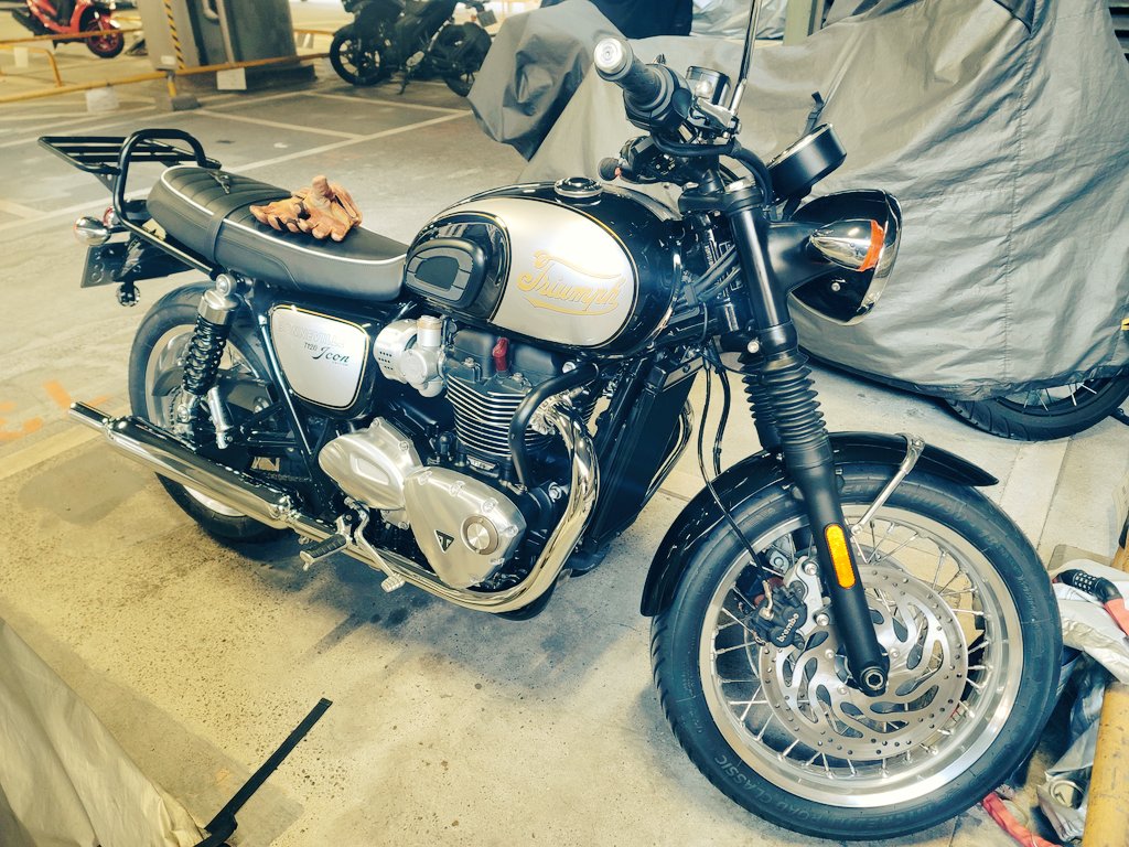 emilico818's tweet photo. 初めまして、新しい恋人です❤️
#triumph #triumph女子 #triumph東京ベイ #バイク好きと繋がりたい #バイク乗りと繋がりたい #大型バイク女子 #バイク女子 #helstons #t120 #shoeiexzero #shoei #恋人はバイク #トライアンフ女子 #motorimoda #motorimodaginza #ツーリング #新車 #お別れ #切ない https://t.co/KJTZ2zKzT6