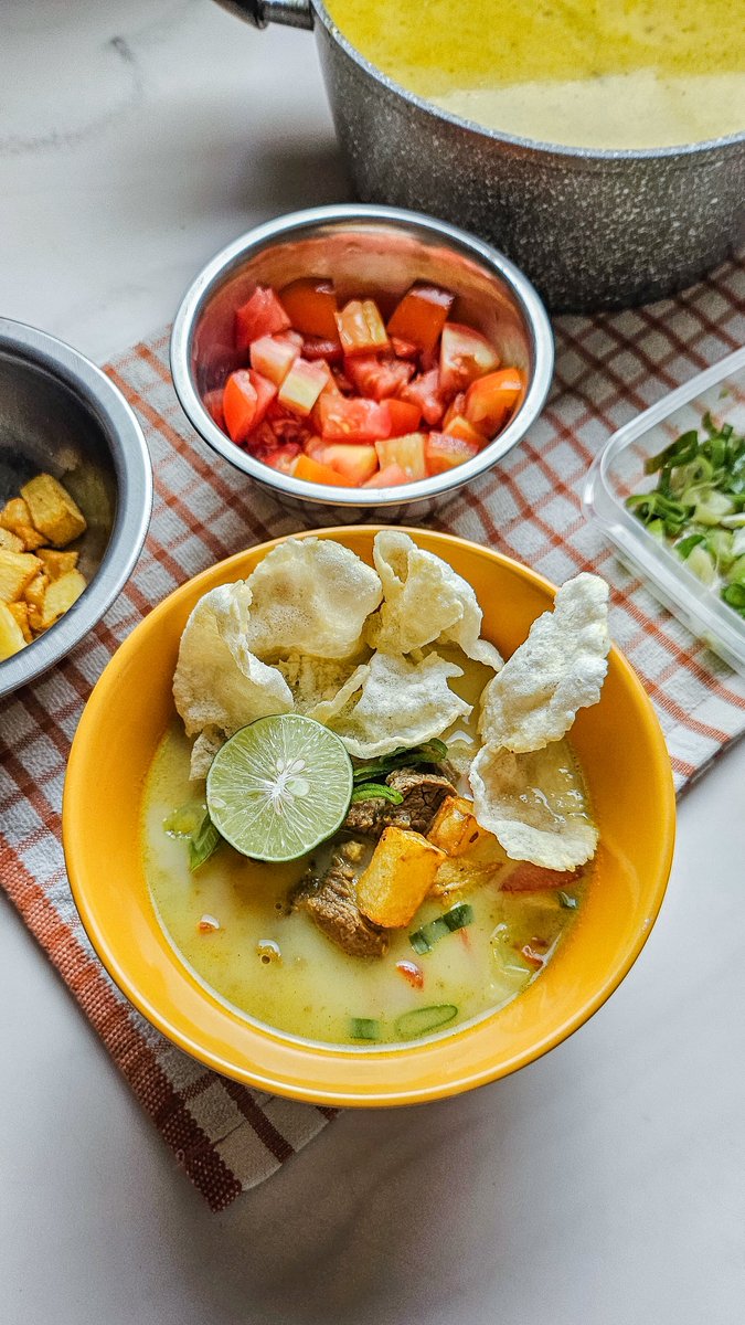 vincentstefs's tweet photo. Ikutan juga #WeekendBerkuah siang ini dengan masak Soto Betawi ✨ Aku masak tidak pakai santan tapi full susu, enak sekali nambah nasi 2 porsi 🥹🙏🏻 Yuk mampir yuk! ✨ https://t.co/GQSyl5Jilb