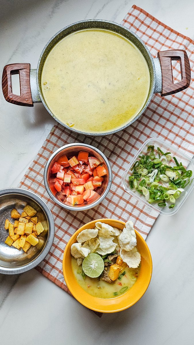 vincentstefs's tweet photo. Ikutan juga #WeekendBerkuah siang ini dengan masak Soto Betawi ✨ Aku masak tidak pakai santan tapi full susu, enak sekali nambah nasi 2 porsi 🥹🙏🏻 Yuk mampir yuk! ✨ https://t.co/GQSyl5Jilb