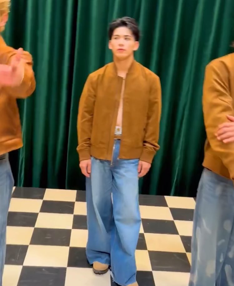 psyfeinsane's tweet photo. the way he’s just standing there is taking me out https://t.co/JsQtXkqXbC