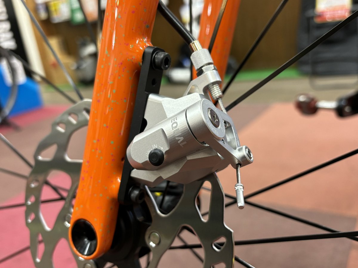 suzupower_kita's tweet image. Specialized CruxDSW納車いたしました！
せっかくのUDHなのでGXのRDを採用、それを動かすのはWirelessBlipsですが、ブラケットカバーを加工してカバー内部に設置。
ハンドルから手を離さずにいつでも操作可能に！
おもしろいバラ完をさせていただきました

#specialized #crux