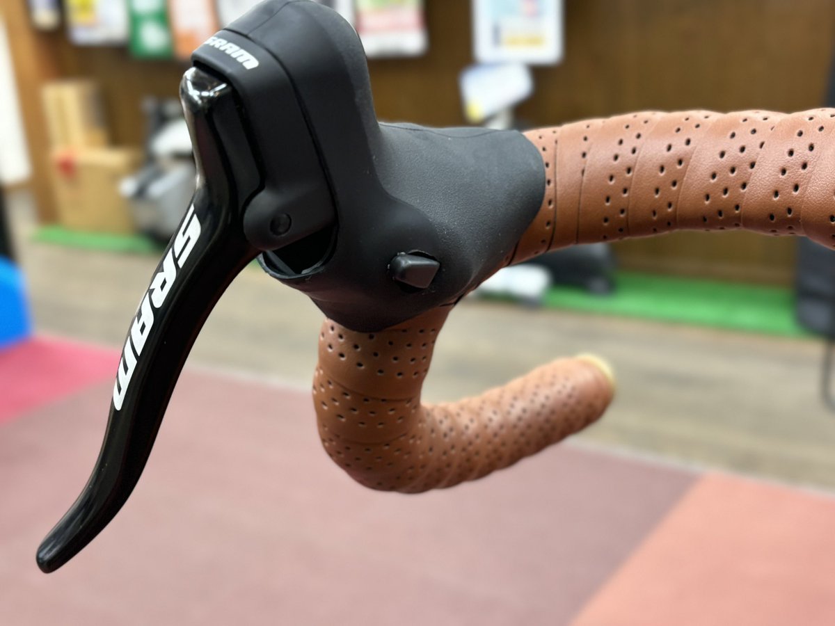 suzupower_kita's tweet image. Specialized CruxDSW納車いたしました！
せっかくのUDHなのでGXのRDを採用、それを動かすのはWirelessBlipsですが、ブラケットカバーを加工してカバー内部に設置。
ハンドルから手を離さずにいつでも操作可能に！
おもしろいバラ完をさせていただきました

#specialized #crux