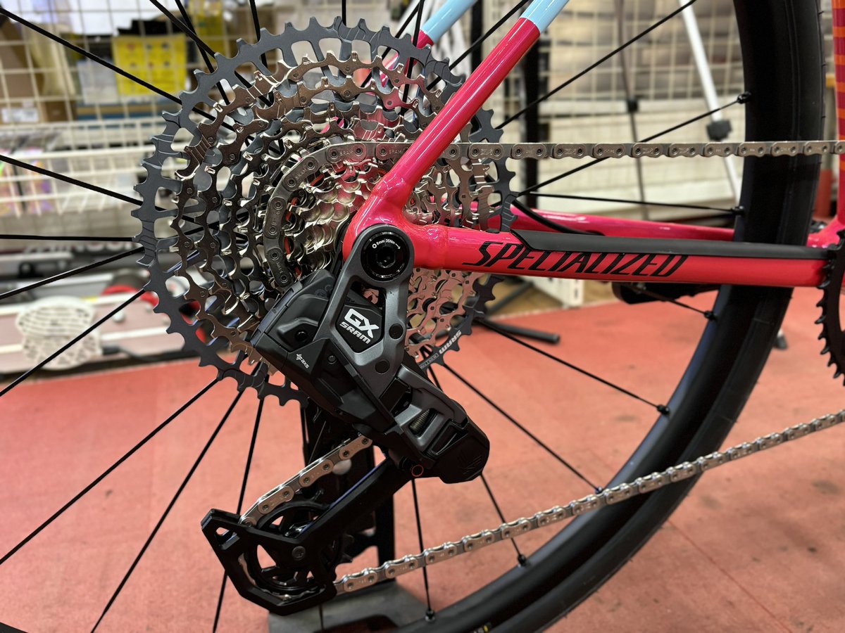 suzupower_kita's tweet image. Specialized CruxDSW納車いたしました！
せっかくのUDHなのでGXのRDを採用、それを動かすのはWirelessBlipsですが、ブラケットカバーを加工してカバー内部に設置。
ハンドルから手を離さずにいつでも操作可能に！
おもしろいバラ完をさせていただきました

#specialized #crux