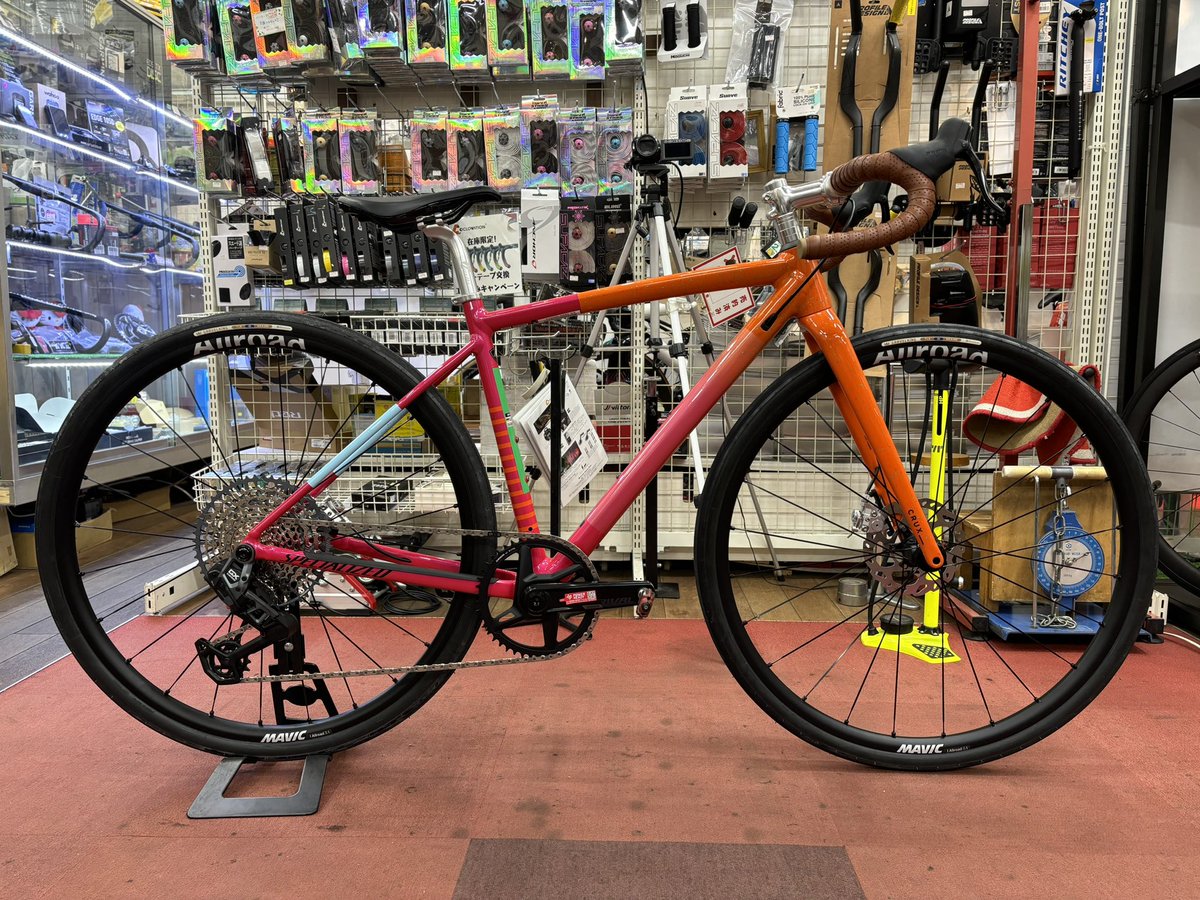 suzupower_kita's tweet image. Specialized CruxDSW納車いたしました！
せっかくのUDHなのでGXのRDを採用、それを動かすのはWirelessBlipsですが、ブラケットカバーを加工してカバー内部に設置。
ハンドルから手を離さずにいつでも操作可能に！
おもしろいバラ完をさせていただきました

#specialized #crux
