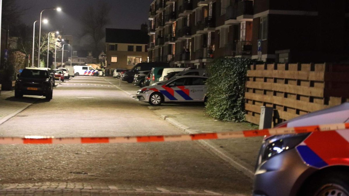 Straat afgezet vanwege verdachte situatie waarbij mogelijk vuurwapen is gezien in Katwijk ⬇️ leidschdagblad.nl/regio/duin-en-…