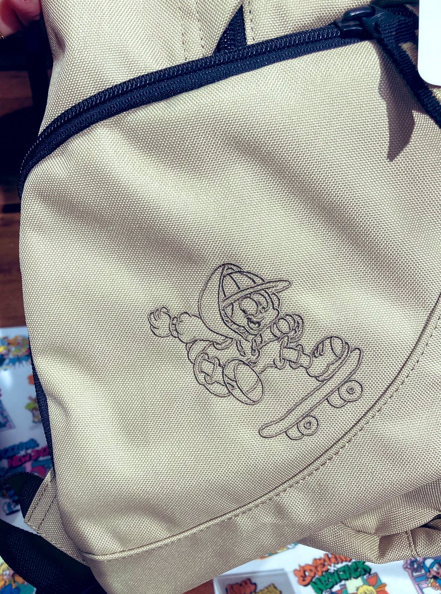 yokohama_hands's tweet image. エッジリング✖️ニュージャック
スペシャルコラボモデルのリュック🎒が入荷しました✨✨　
⭐️ポケットの刺繍がかわいい😍
⭐️PCスリーブ.オーガナイザーポケット.リフレクター.撥水加工💦と機能も充実
🎁今ならノベルティのキーホルダープレゼント中！
#横浜モアーズ
#EDGELINK #ニュージャック