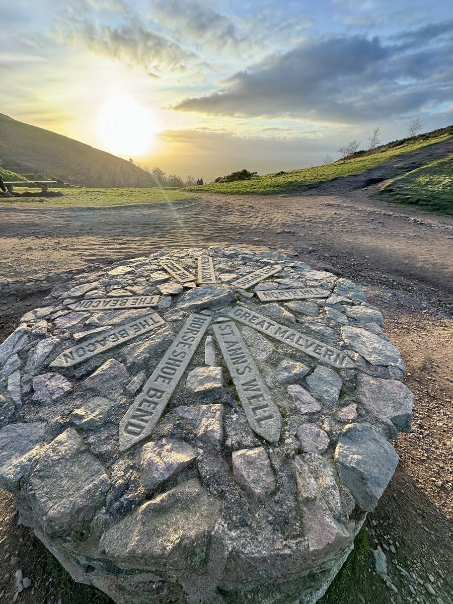 The perfect antidote to 24+ hours flying back from Australia: straight for a climb to the highest point in #Worcestershire #Malvern you (freezing) beauty 🇬🇧❄️🤍