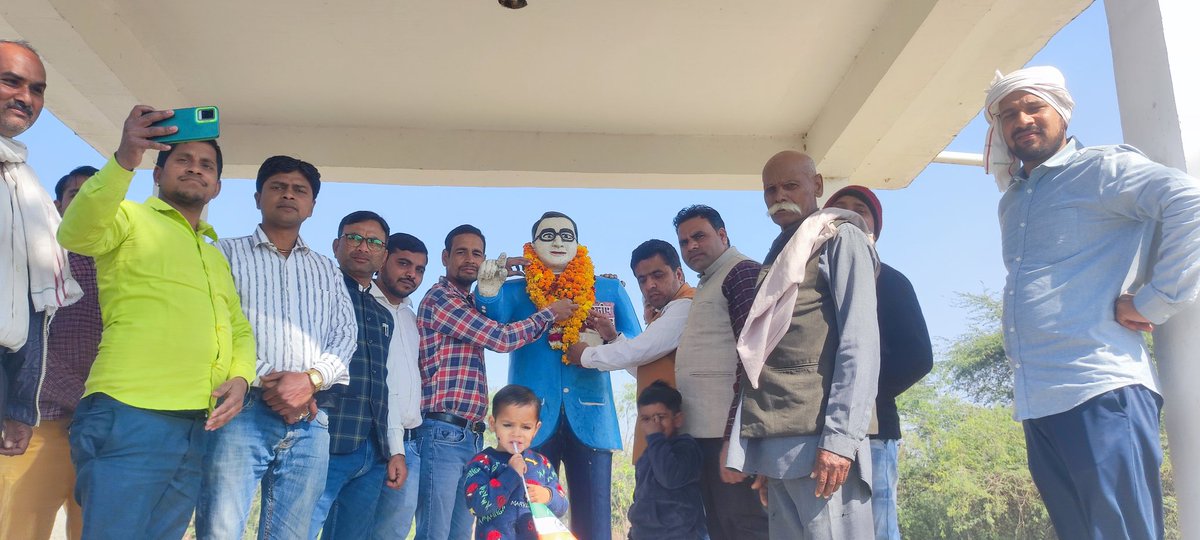 gulshankumar_98's tweet photo. आज गणतंत्र दिवस के शुभअवसर पर "भारत रत्न" संविधान के निर्माता बाबा साहब डॉ भीम राव अम्बेडकर जी की प्रतिमा पर माल्यापर्ण किया और उनका  आशीर्वाद लिया । @Uppolice @myogioffice @kpmaurya1 @Gauvanshup_ @UPGovt https://t.co/VAkNs2jzDF
