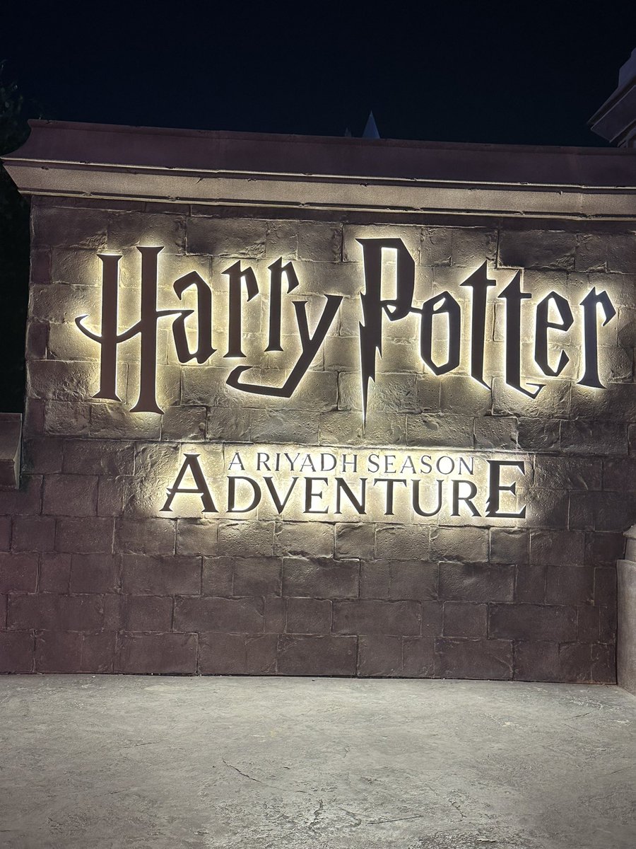 "إن الذين يحبوننا..
لا يتركوننا أبداً"

قالها سيريوس بلاك لـ #هاري_بوتر 🪄