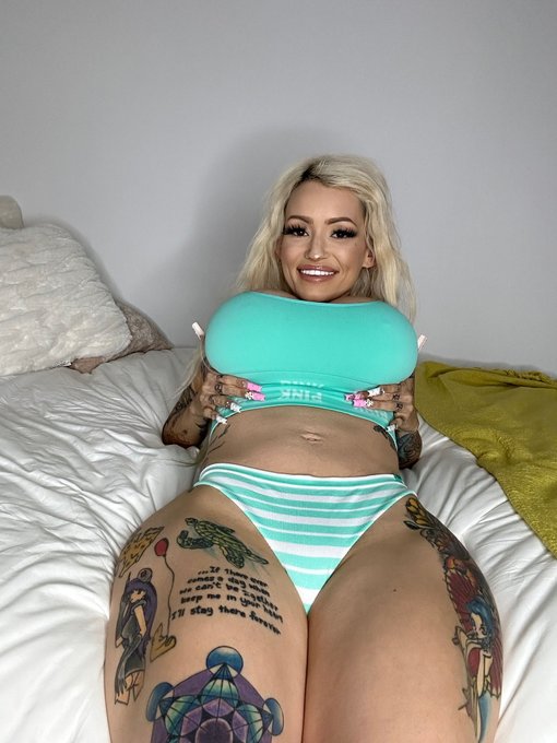 Watch Goon Goddess 👑's leaked NSFW photo on TwXstars