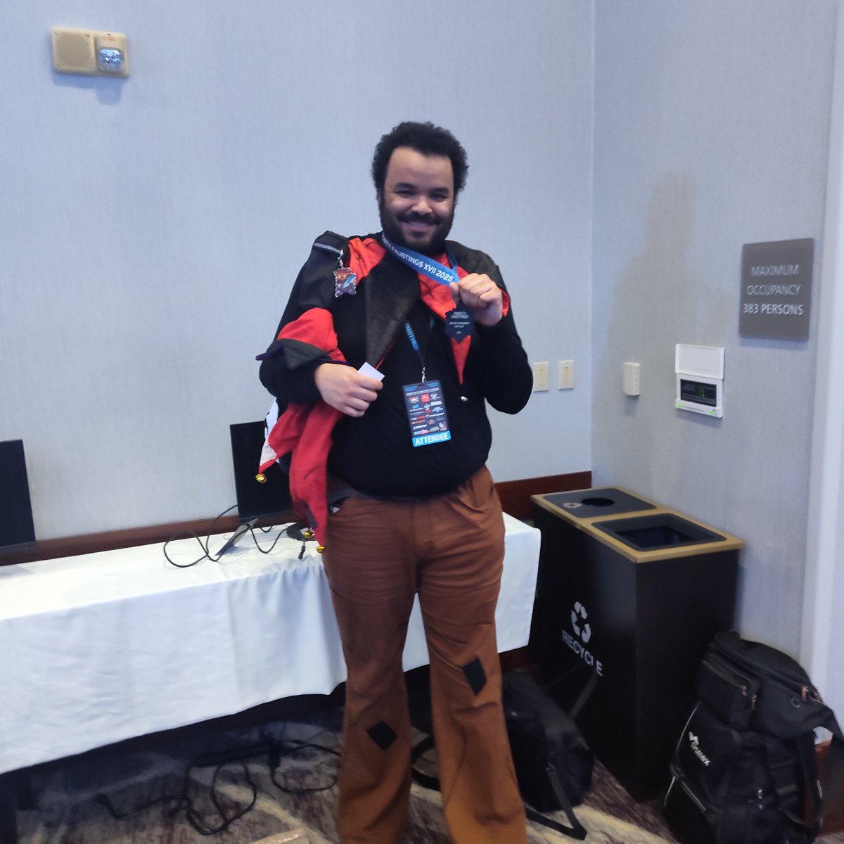 BadAtFightGames's tweet photo. Meet a fellow cosplayer who just finished runner up at this year's @FrostyFaustings . Good games @Domin8orDJ https://t.co/SSGiHTXO6k