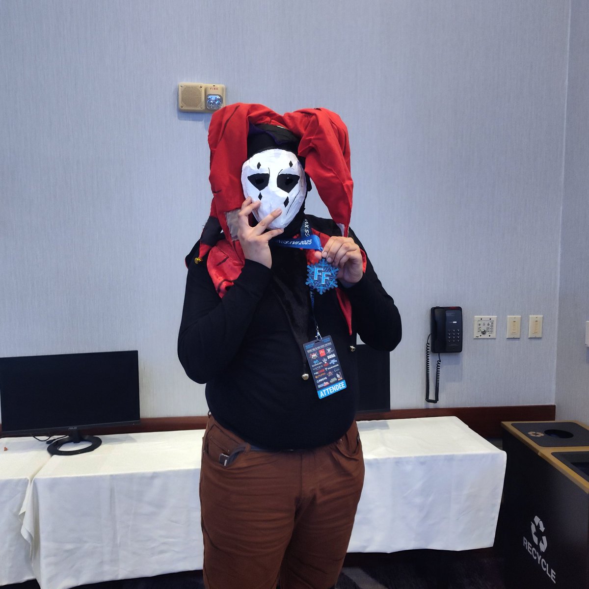 BadAtFightGames's tweet photo. Meet a fellow cosplayer who just finished runner up at this year's @FrostyFaustings . Good games @Domin8orDJ https://t.co/SSGiHTXO6k