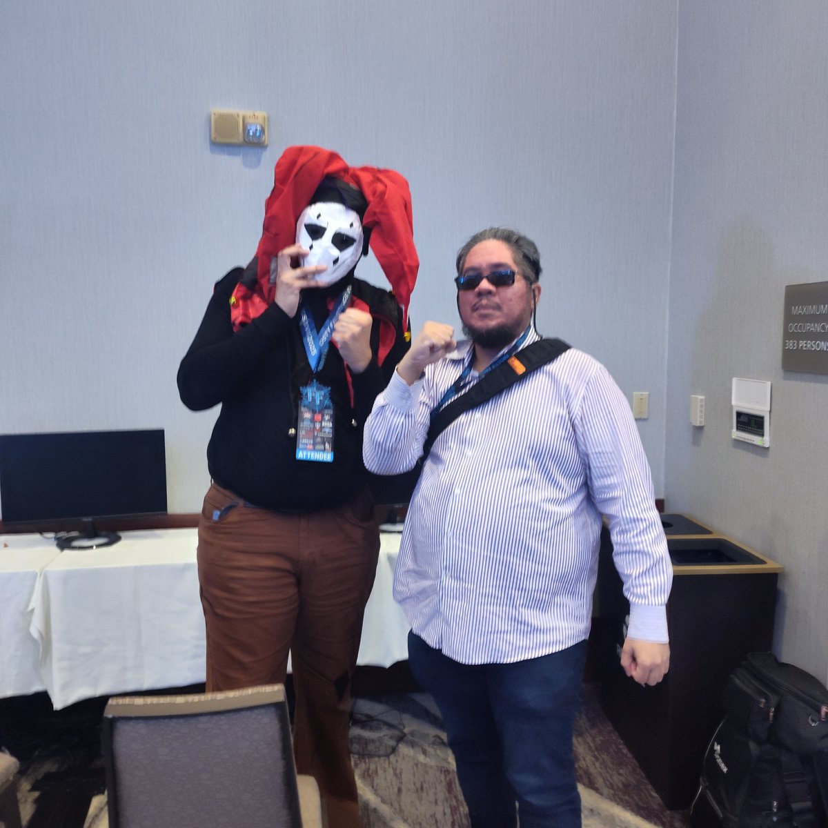BadAtFightGames's tweet photo. Meet a fellow cosplayer who just finished runner up at this year's @FrostyFaustings . Good games @Domin8orDJ https://t.co/SSGiHTXO6k