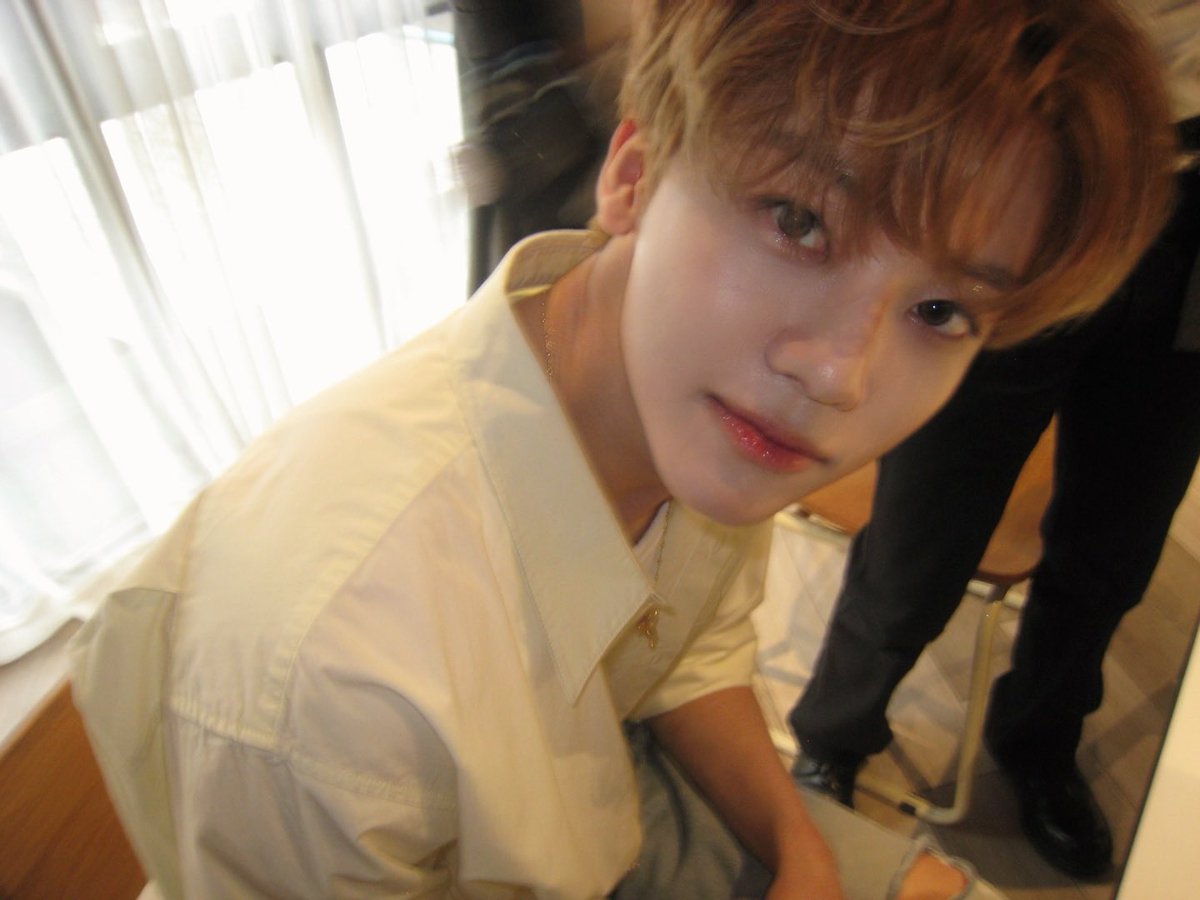 빤히 .. 빤히 .. 
근데너무잘생겨서숨멎을거같음