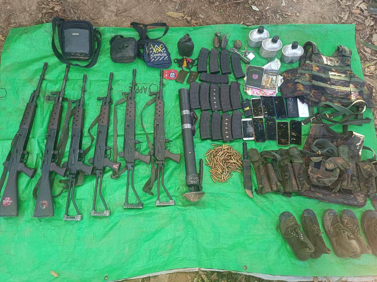 htartha76128693's tweet photo. The People’s Revolution Alliance in Magwe Region on Thursday said it  detained 12 regime troops and killed at least 10 others as it attacked  soldiers fleeing fighting on the Magwe-Rakhine border.
 
Photo: PRA Magway
#WhatsHappeningInMyanmar https://t.co/vMzLhjg9fe