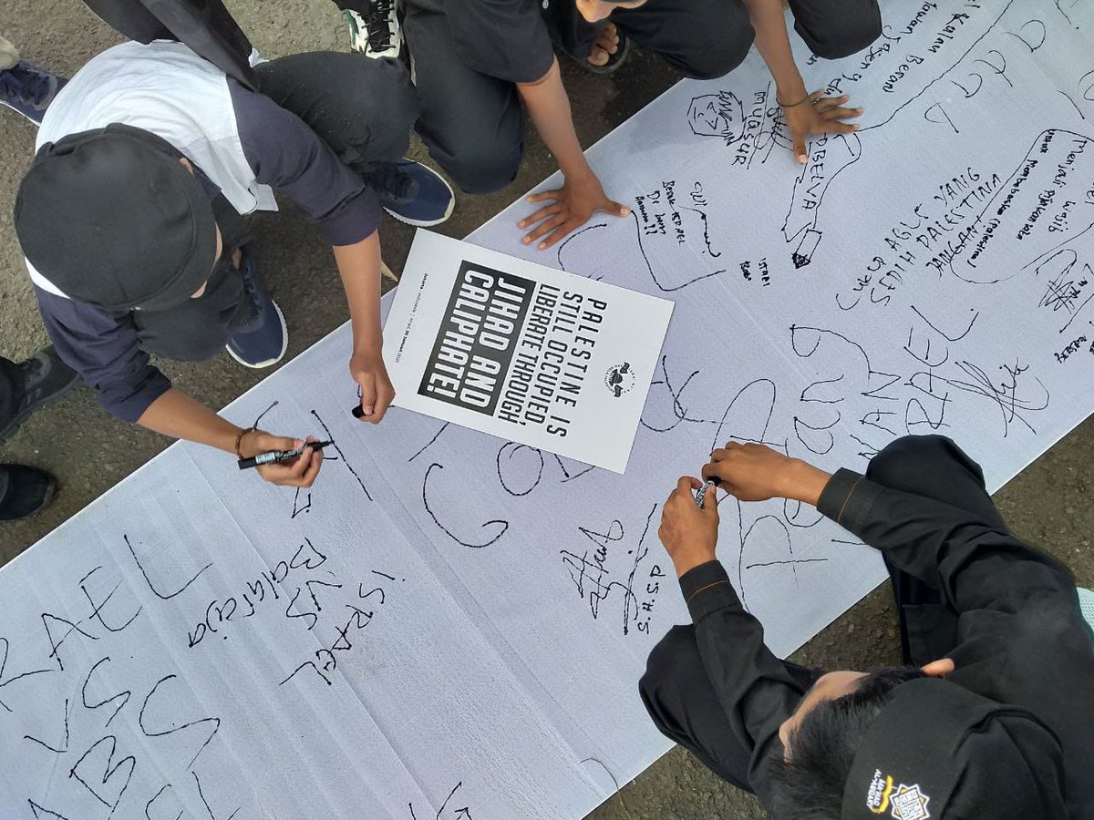 InaFbriant's tweet photo. Ya Allah, Saksikanlah aksi dan pembelaan kami ini....🔥🔥🔥

#AynalMuslimun
#WeNeedKhilafah
#SaveP4lest1ne
#Nisa4Khilafah https://t.co/ISmCs8OgjE