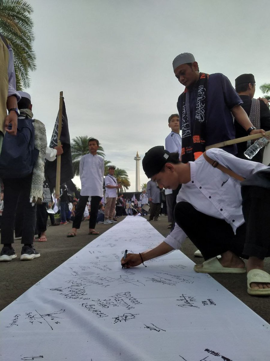 InaFbriant's tweet photo. Ya Allah, Saksikanlah aksi dan pembelaan kami ini....🔥🔥🔥

#AynalMuslimun
#WeNeedKhilafah
#SaveP4lest1ne
#Nisa4Khilafah https://t.co/ISmCs8OgjE
