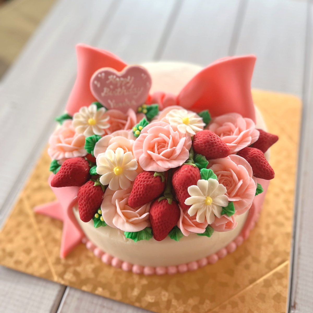 お写真は、<a href="/pinnkcandy/">境葬 ゆん ໒꒱·̩͙</a>　
紫桃ゆんさんの生誕祭をお祝いする
という事で
オーダーを頂きました。😊
おめでとう御座います🎊
ありがとうございました✨✨✨

#岐阜フラワーケーキ専門店
#オーダーケーキ
#楽天市場
#base
#岐阜カフェ