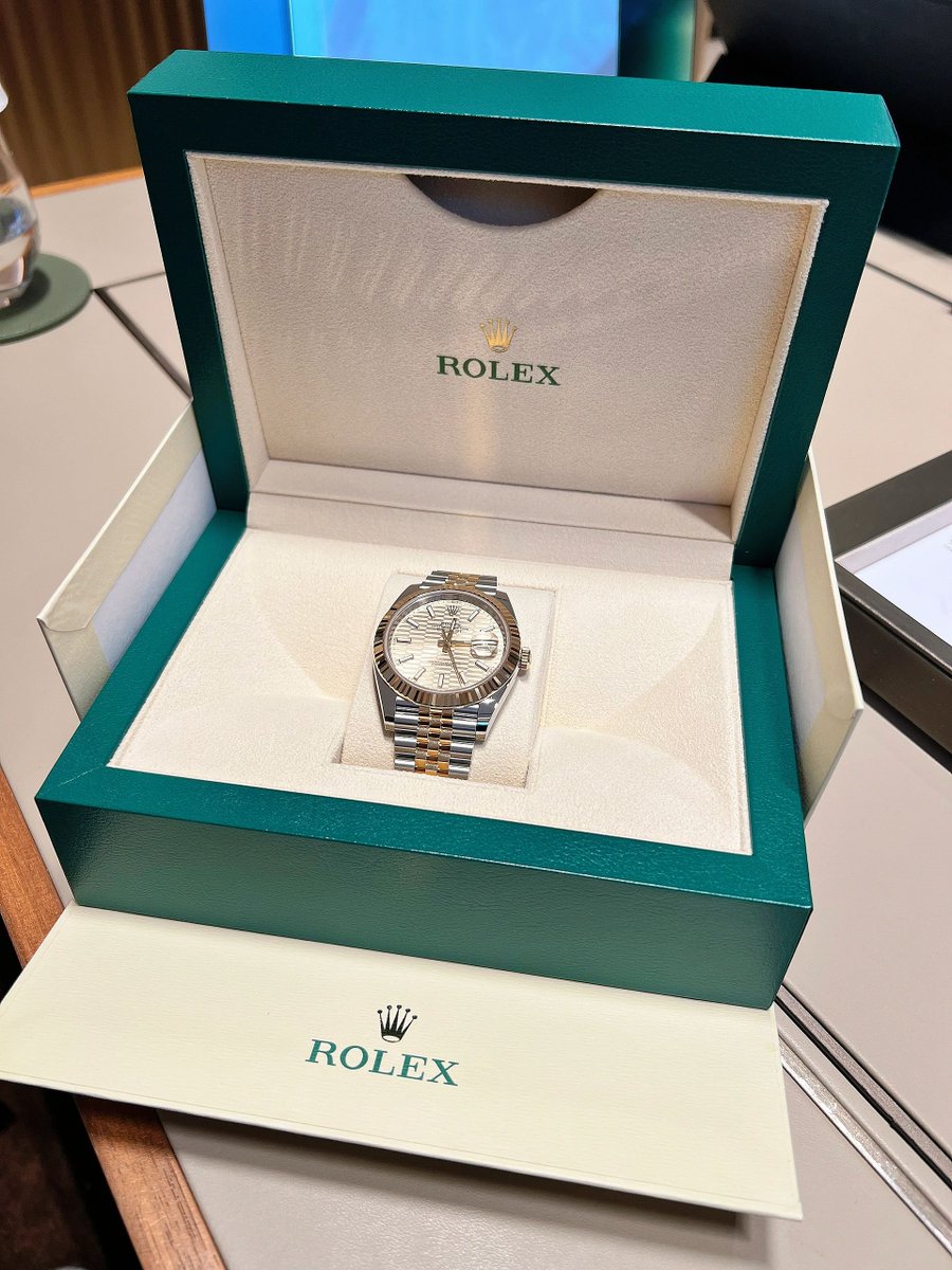 Rose_Walker8's tweet photo. This Rolex watch is one of my favorite watches. I like its design and the temperament when wearing it. I also think it has certain commercial value. What do you think of this watch
#luxury #share #watch #watchemergencyincinemas  #WatchoCricktacular25  #Boston #BOSTON168 #Saturday https://t.co/p4FFvkjs9Z