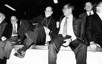 bratmargo's tweet photo. difaman al Cardenal Cipriani para golpear a @rlopezaliaga1 y por estas fotos.

la izquierda odia a quienes derrotaron a los terroristas de los 90s.

Cipriani no abusó de nadie, como si lo hizo el asesor transgénero de @suselparedes o Evo Morales que tanto le gusta a @sigridbazan. https://t.co/2snIFYHPNa