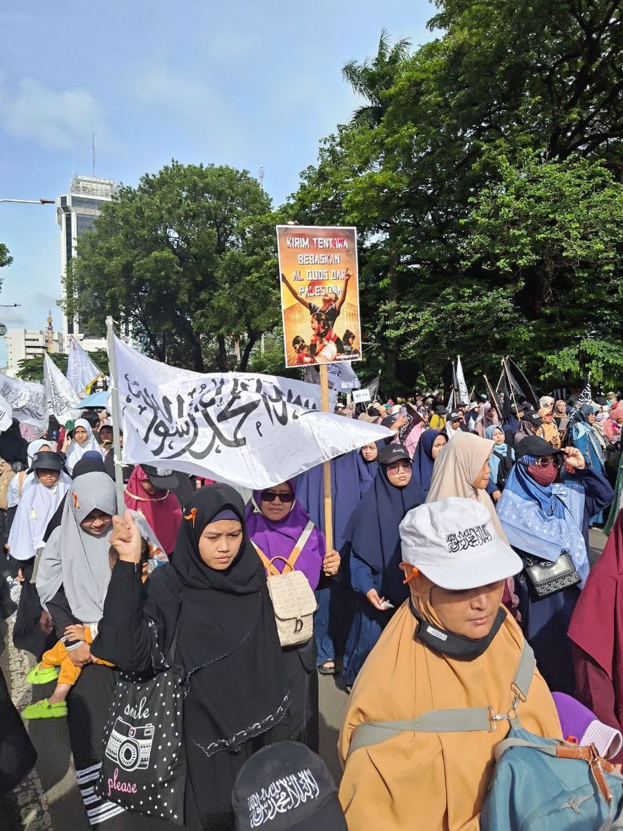 InaFbriant's tweet photo. #AynalMuslimun
#WeNeedKhilafah
#SaveP4lest1ne
#Nisa4Khilafah https://t.co/M4THaaZh8P