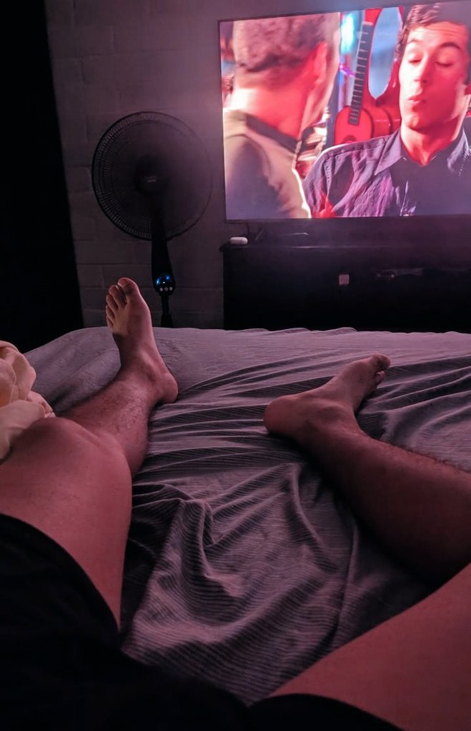 lecment94_'s tweet photo. Un buen masaje en estos pies cansados 😏 https://t.co/hpxnaQnkP8