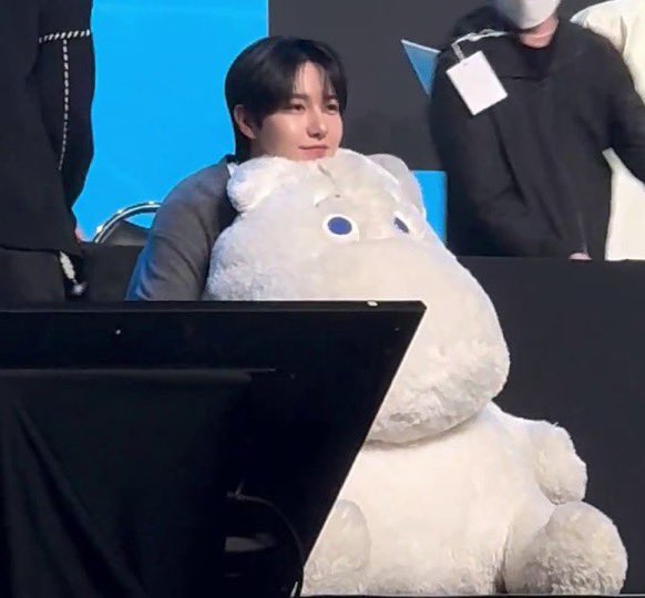 renjun hará un live por el año nuevo chino preparando dumplings a las 2pm kst (2am 🇨🇱 | 11pm 🇲🇽), aún no informa la plataforma pero estaremos diciendo apenas se sepa 🙂‍↕️