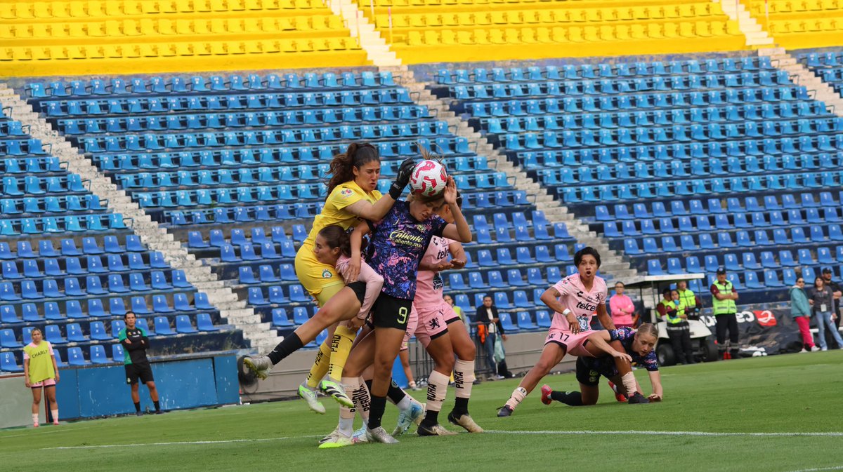 espartanasmx's tweet photo. 🚨 ¿Era válido el gol de la brasileña? 🇧🇷

🦅 A Priscila, delantera del América Femenil @AmericaFemenil, le anularon un gol por presunta falta sobre la portera Nicole Buenfil 💛💙

📸 Fotos: Espartanas MX https://t.co/KQnIQMoq0L