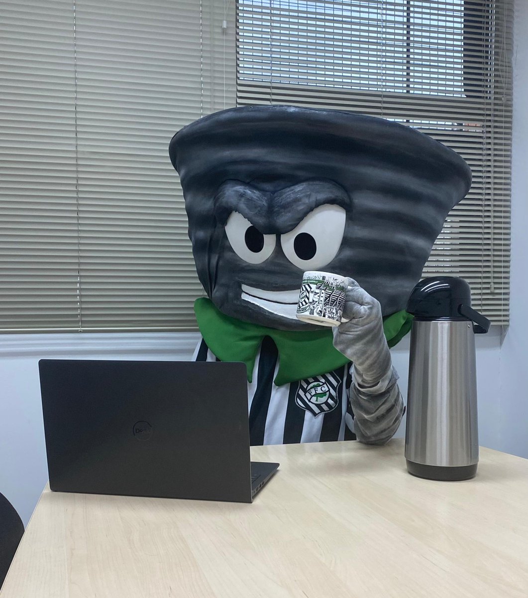 FigueirenseFC's tweet photo. Bom dia, meus queridos torcedores!⚫️⚪️

Como sou um funcionário muito prestativo, já estou por aqui preparando os bastidores da vitória de ontem. 🌪️

E, claro, para manter a energia lá no alto, não poderia faltar aquele cafezinho, né? 

Por aqui, no Figueira, é liberado para todos os funcionários! ☕️