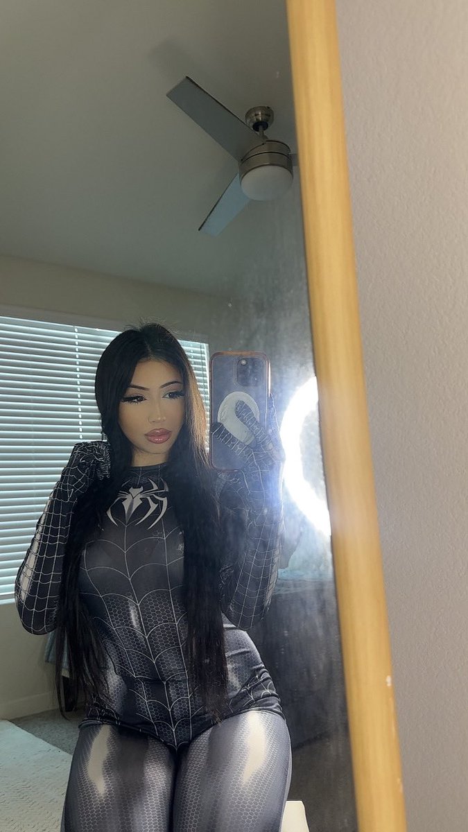 Sending titty pics in dm to everyone that comments “hey” 🤭