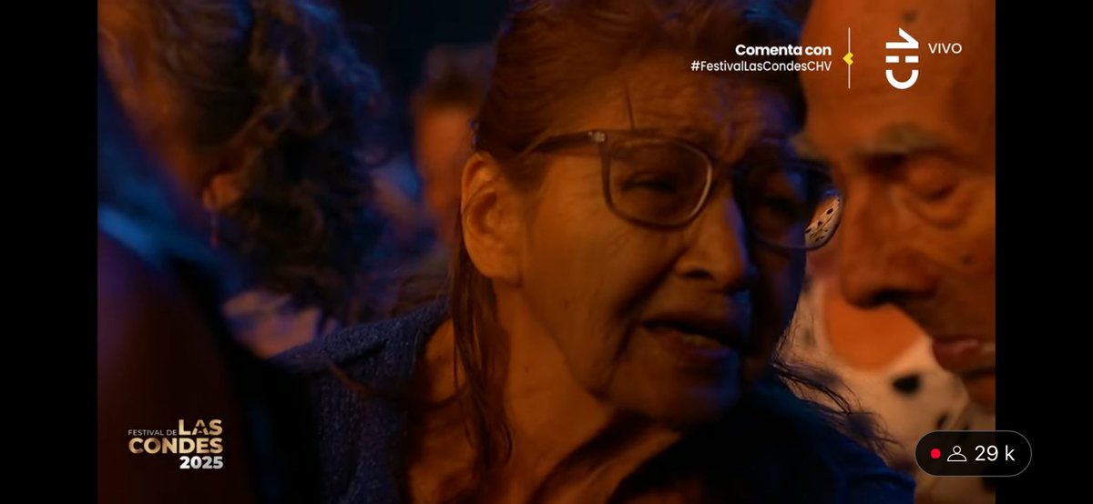 PipeAllendeM's tweet photo. Ella cantándole esta canción a su pareja, un momento hermoso de la noche #FestivalLasCondesCHV https://t.co/IBCWuqFqLo