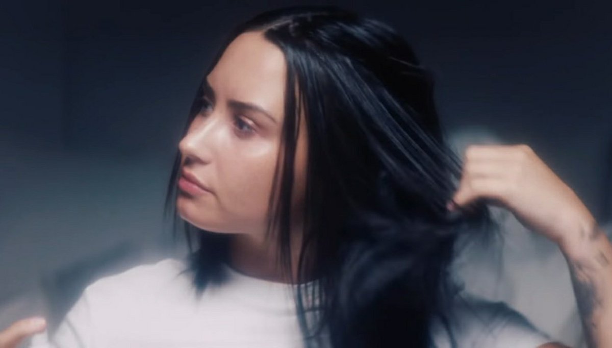 portallovato's tweet photo. Dallas, irmã de Demi Lovato, comentou em uma publicação de um fã-clube que compartilhava o vídeo "Demi Lovato Unfiltered: A Pop Star Removes Their Makeup", produzido para a Vogue em 2018. Nos comentários, algumas pessoas acusavam o vídeo de ser falso.

“Para quem acha que isso é falso, sou irmã dela e posso dizer, juro por DEUS, que ela realmente é impecável assim, sem maquiagem.

Toda vez que nos encontramos, ela está completamente de cara limpa, e eu só fico olhando para a pele dela tipo "que diabos". Então, odeio acabar com as ilusões, mas, meus amigos, isso é simplesmente ela.”