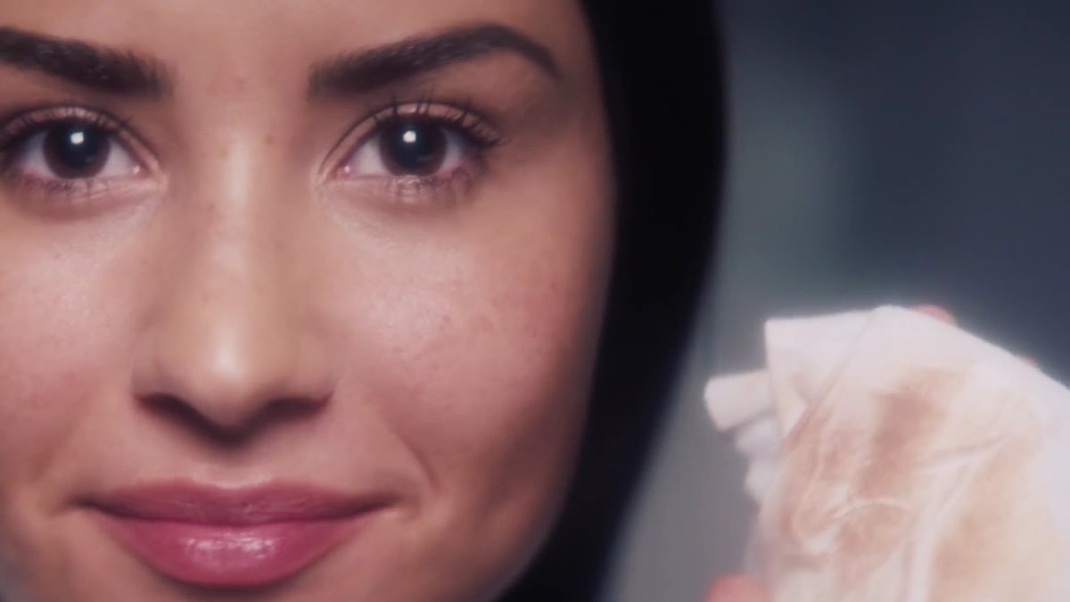 portallovato's tweet photo. Dallas, irmã de Demi Lovato, comentou em uma publicação de um fã-clube que compartilhava o vídeo "Demi Lovato Unfiltered: A Pop Star Removes Their Makeup", produzido para a Vogue em 2018. Nos comentários, algumas pessoas acusavam o vídeo de ser falso.

“Para quem acha que isso é falso, sou irmã dela e posso dizer, juro por DEUS, que ela realmente é impecável assim, sem maquiagem.

Toda vez que nos encontramos, ela está completamente de cara limpa, e eu só fico olhando para a pele dela tipo "que diabos". Então, odeio acabar com as ilusões, mas, meus amigos, isso é simplesmente ela.”