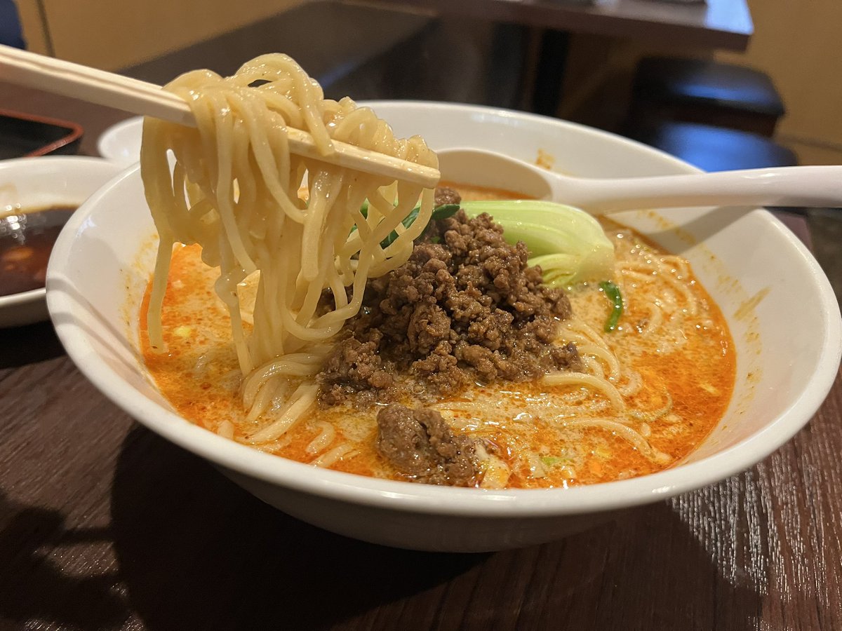 新中華食堂 天海(阿見町)

白胡麻担々麺(大盛)

開店と同時に入店しましたが、あっという間に満席❗さすが阿見の人気店です✨

担々麺の旨辛スープはダシが効いていて、ご飯がほしくなります🍚

美味しくいただきました😆

#ラーメン