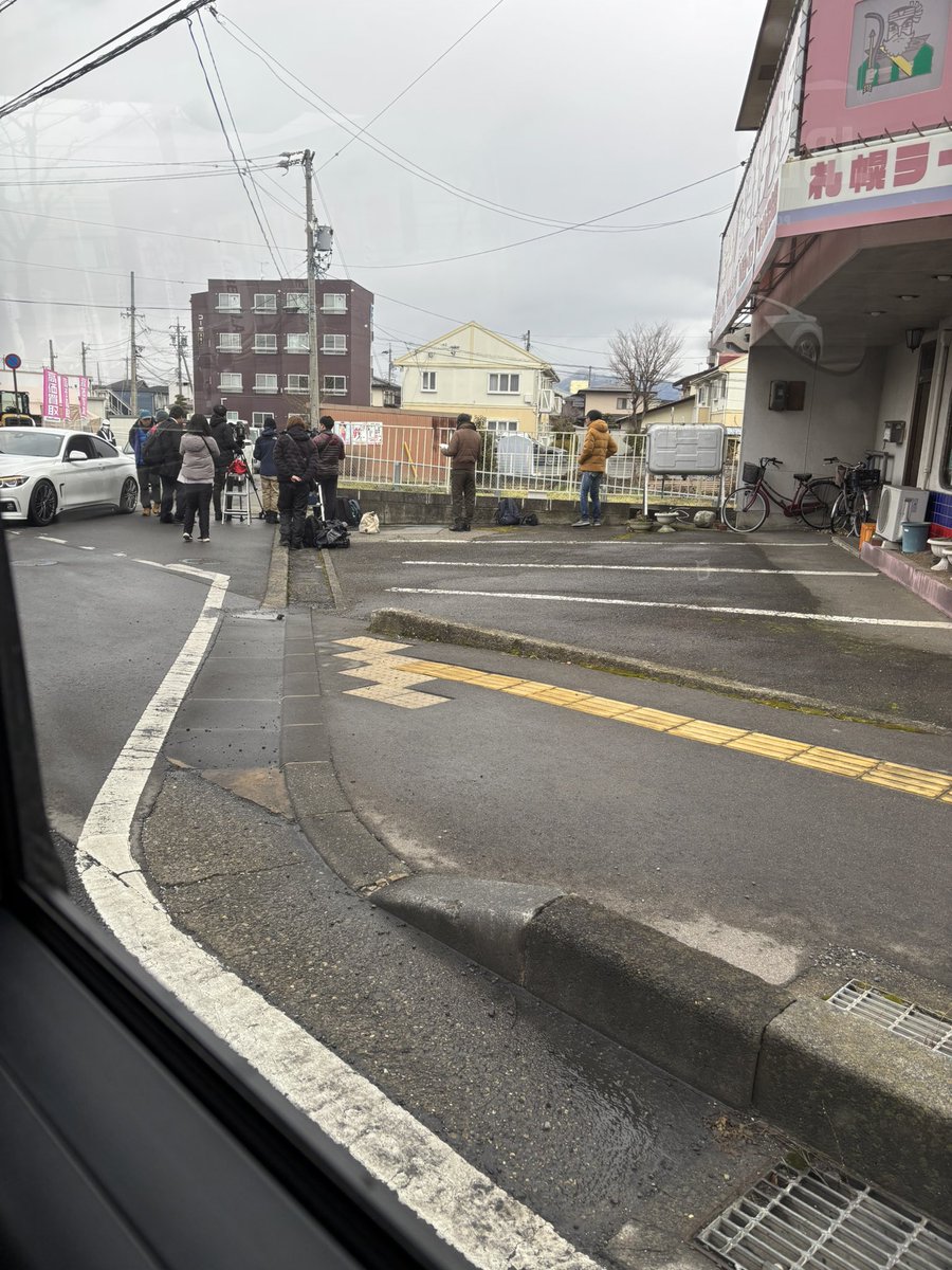 なんか報道陣と警察朝からいるけどなんだろう？