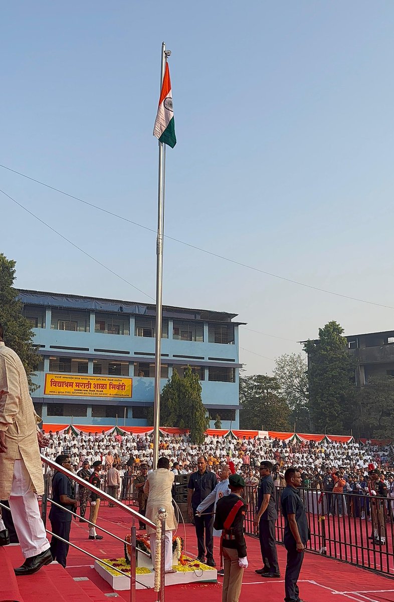 MahideepsinghC's tweet photo. परम पूजनीय सरसंघचालक मोहन भागवत जी द्वारा भिवंडी के पद्मश्री विद्यालय में ध्वज फहराया @DrMohanBhagwat https://t.co/9iNqXQu8Il