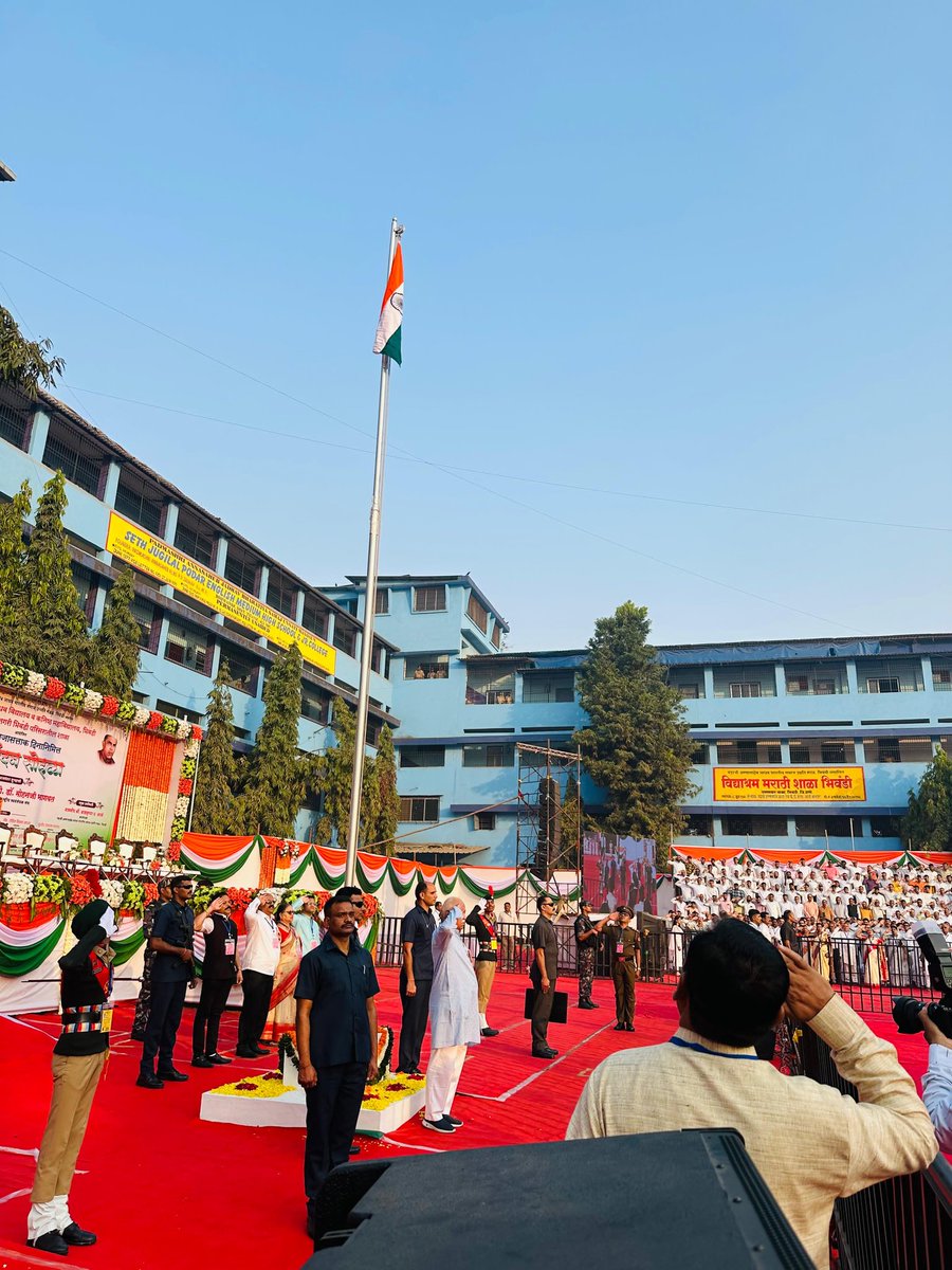 MahideepsinghC's tweet photo. परम पूजनीय सरसंघचालक मोहन भागवत जी द्वारा भिवंडी के पद्मश्री विद्यालय में ध्वज फहराया @DrMohanBhagwat https://t.co/9iNqXQu8Il