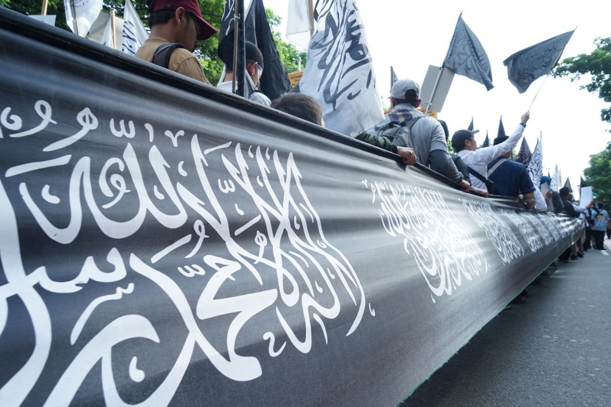 apud_jadid's tweet photo. Kita adalah satu rangkaian panjang yang saling terhubung. Bersatu dalam kalimat pemersatu yang sama.

#AynalMuslimun #WeNeedKhilafah #SaveP4lest1ne https://t.co/dHm8uWq5IT