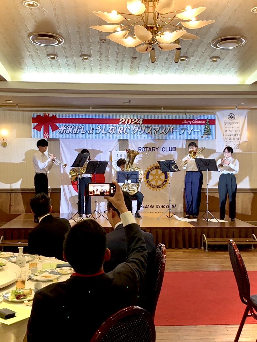 YU_tech_wind's tweet photo. 新年あけましておめでとうございます！✨

私たち吹奏楽団は、12月に米沢おしょうしなRCクリスマスパーティ、アンサンブルコンテストに出演しました！🙌

本選の木管六重奏は、銀賞をいただきました。

 #山形大学工学部  #米沢女子短期大学  #米沢栄養大学  #吹奏楽 https://t.co/soiyoIt1SF