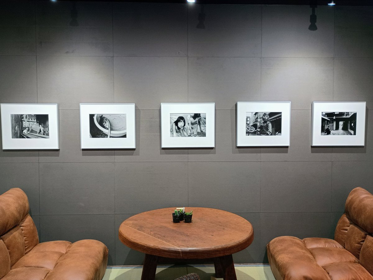 aqutaphoto's tweet image. 関西を代表するストリートフォトグラファー
阿部淳写真展本日最終19:00迄。
貴重な手焼きプリント作品261点。
プリント、サイン本販売中。