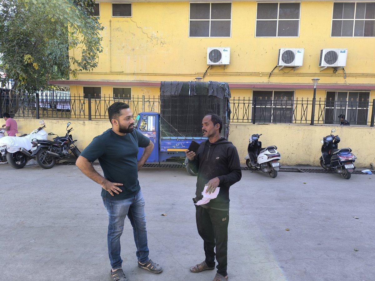 skgkartha's tweet photo. #IndianRailways #Railwaypolice #RailwayMinister Received a parcel at Bangalore Railway Parcel office. The original bill was stuck to the top of the parcel by the sender was removed by the handler on the right in the picture. Took Rs 200 to hand over the bill and the parcel. https://t.co/etYrDjO3S3