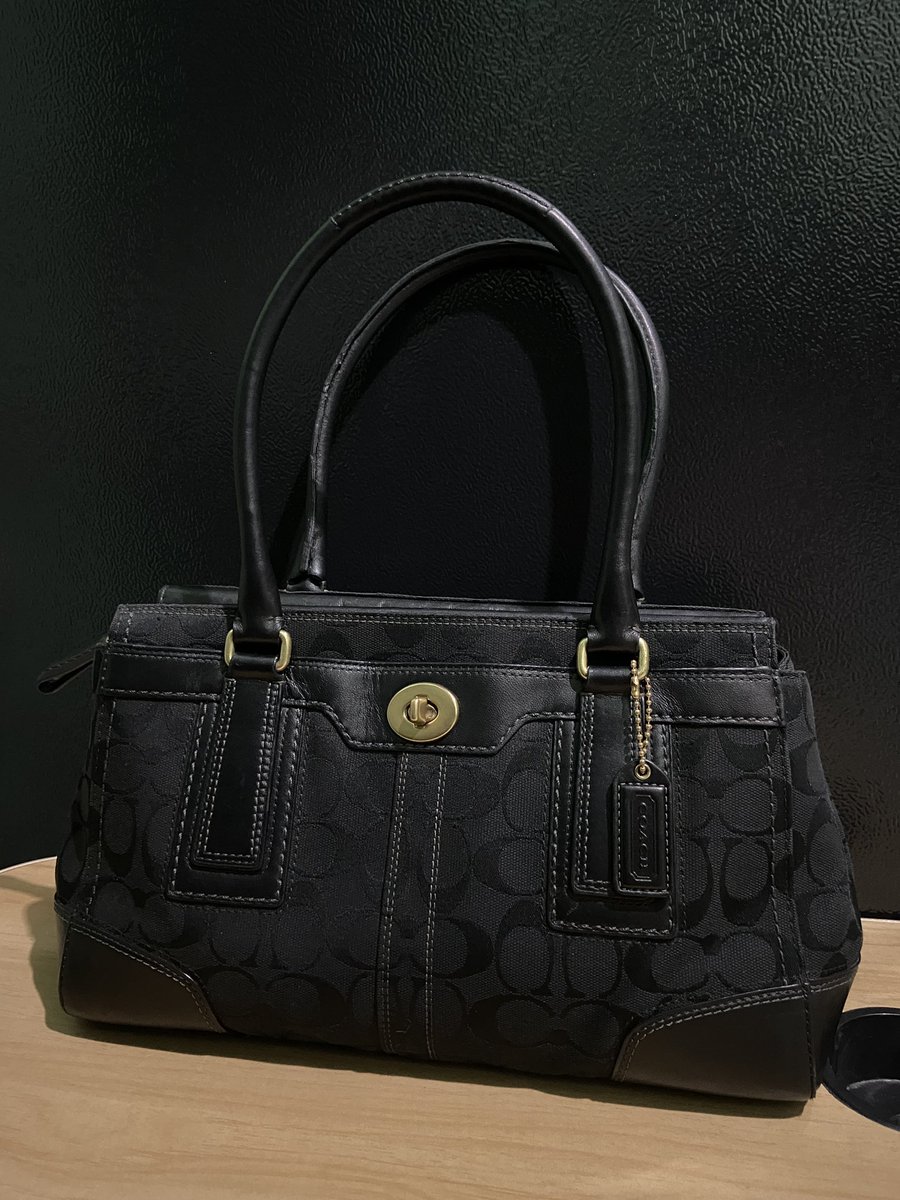 DI0RSUNG's tweet photo. wts lfb ph

₱3,000 🍸
coach black hampton signature caryall shoulder bag
— issues: signs of use, strap (see photos)

mop: gcash
mod: lalamove

reply “mine” to claim

kili tote school office bag https://t.co/rnepqrByoX