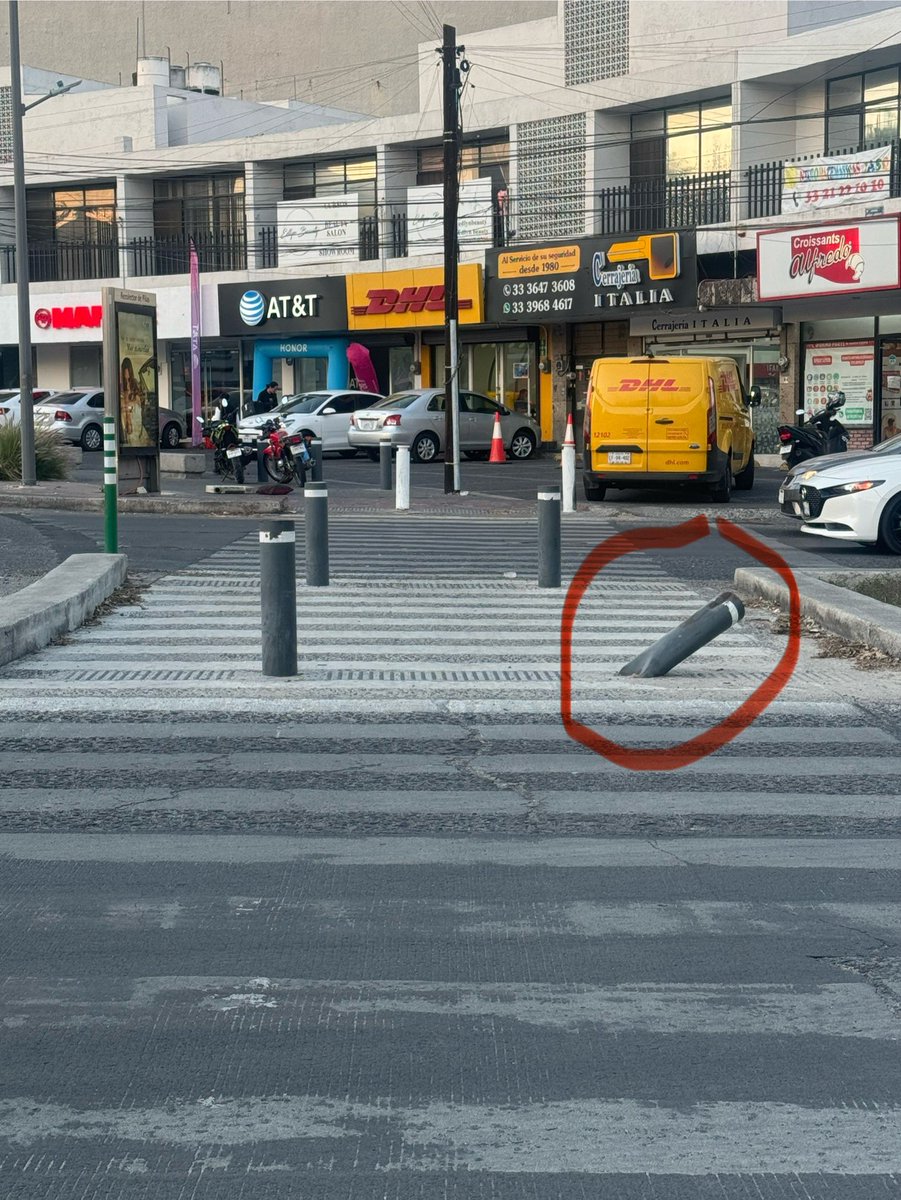 Melomanojc's tweet photo. Alguna vez quizás salvaron vidas… pero ahora estorban…

Fieles bolardos dañados por la impericia ciudadana.

¿Quién no está haciendo su trabajo eficazmente? Los que cobran el daño, los que reparan el daño ¿quién?

@GuadalajaraGob 
@JaliscoVial 
@PoderAG_Jal https://t.co/oHX46dhrDU