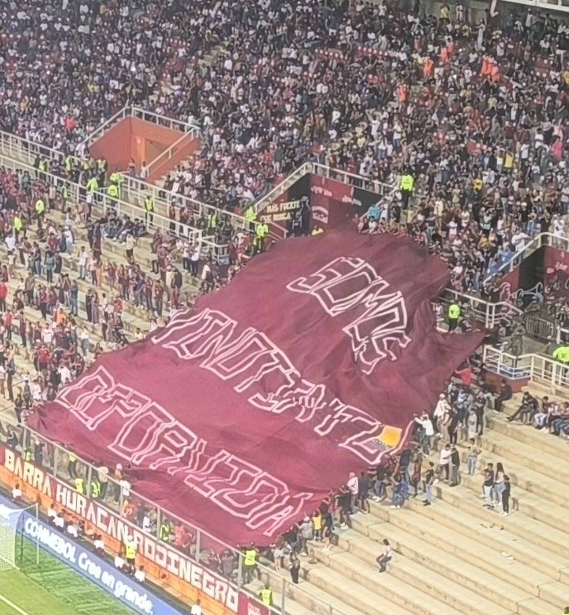 Hoy el <a href="/DeporLara/">Barra Huracán Rojinegro</a> se hizo presente y dejó claro que Somos Vinotinto DEPORVida.

#VamosVinotinto