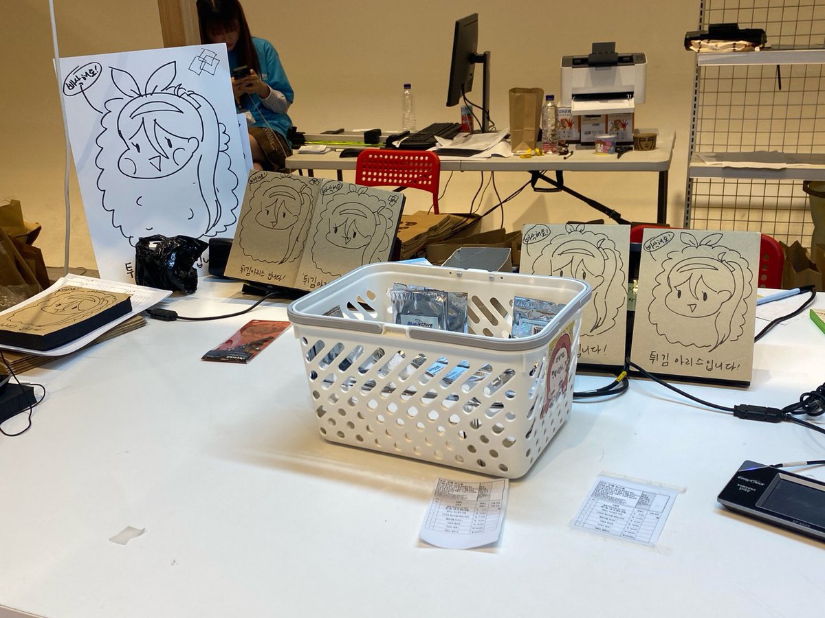 #몰루제 #몰루제후기 

아루상점의 느린 돈계산 문과 유우카였습니다🥲 작년 용산 미니패스 때 튀김아리스 그리며 선생님들과 즐겁게 놀면서 일했고, 좋은 기회로 아루상점 스탭까지 하게 되어 감사했습니다☺️